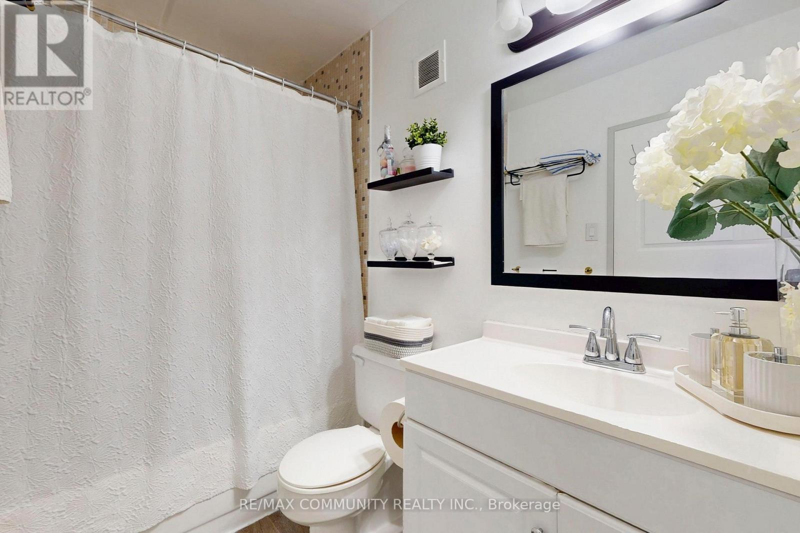213 - 2 Glamorgan Avenue, Toronto, ON - Indoor Photo Showing Bathroom