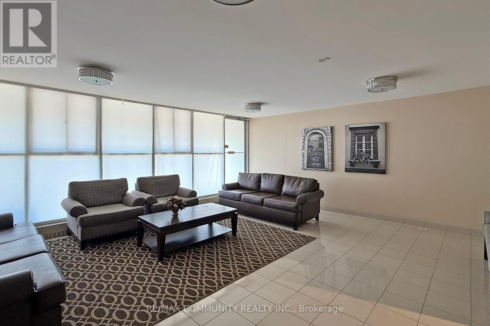 213 - 2 Glamorgan Avenue, Toronto, ON - Indoor Photo Showing Living Room