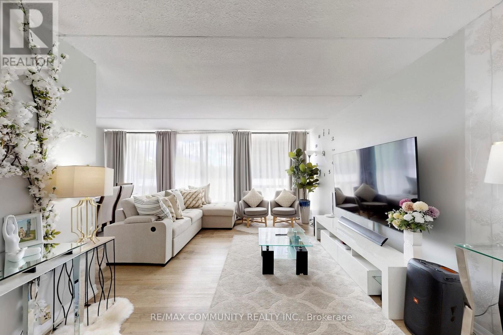 213 - 2 Glamorgan Avenue, Toronto, ON - Indoor Photo Showing Living Room