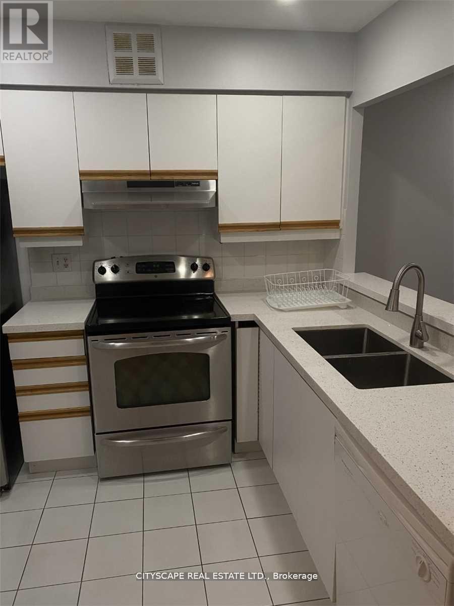 Ph 06 - 55 Elm Drive W, Mississauga, ON - Indoor Photo Showing Kitchen With Double Sink