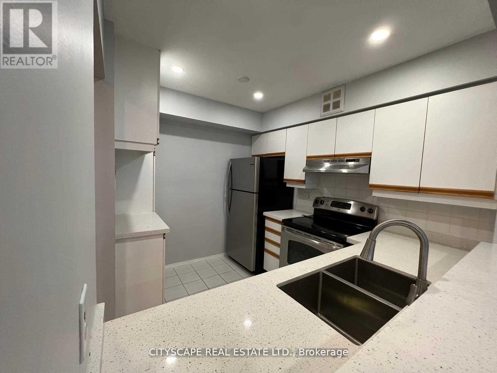 Ph 06 - 55 Elm Drive W, Mississauga, ON - Indoor Photo Showing Kitchen With Double Sink