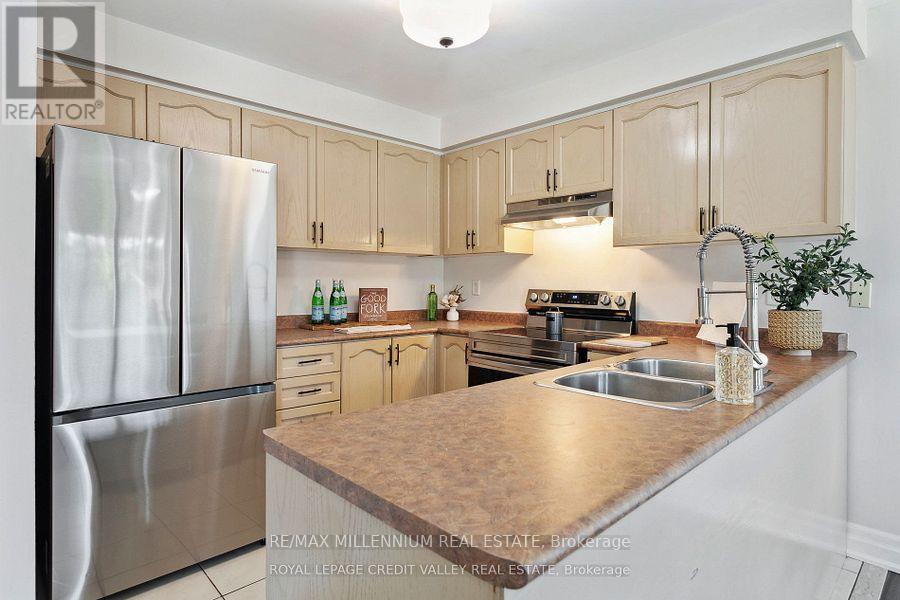 95 Woodhaven Drive, Brampton, ON - Indoor Photo Showing Kitchen With Double Sink