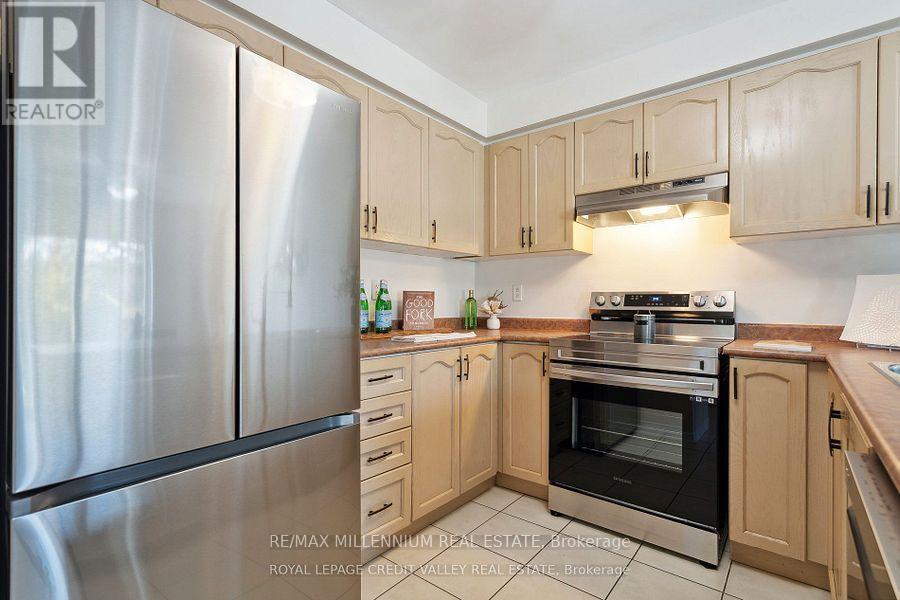 95 Woodhaven Drive, Brampton, ON - Indoor Photo Showing Kitchen