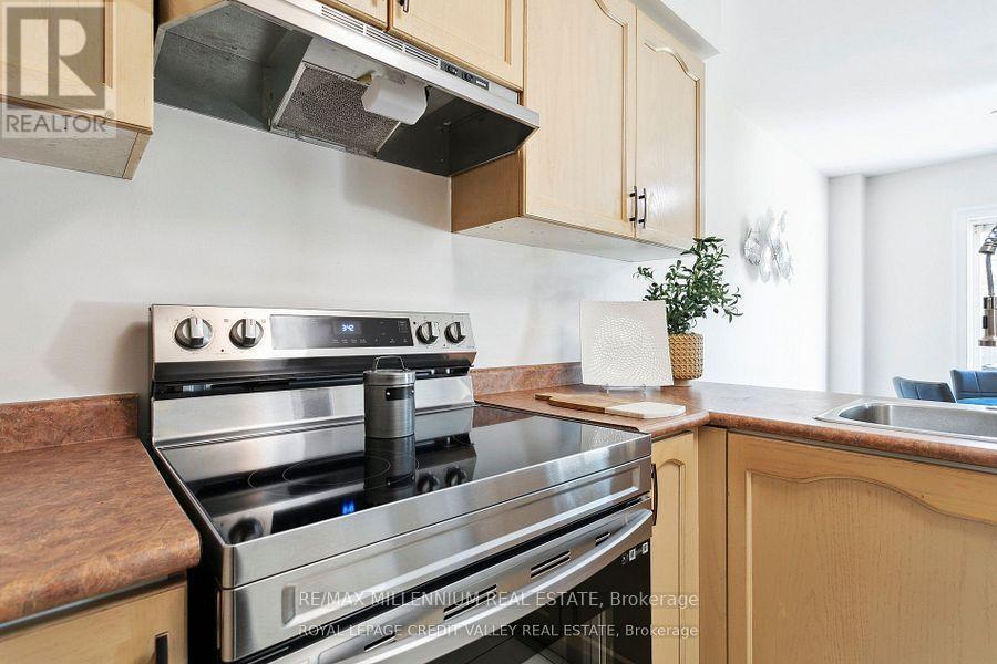 95 Woodhaven Drive, Brampton, ON - Indoor Photo Showing Kitchen
