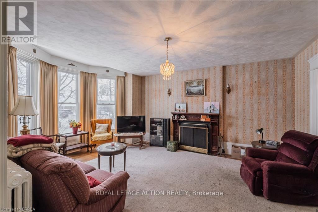 17 Hawarden Avenue, Brantford, ON - Indoor Photo Showing Living Room