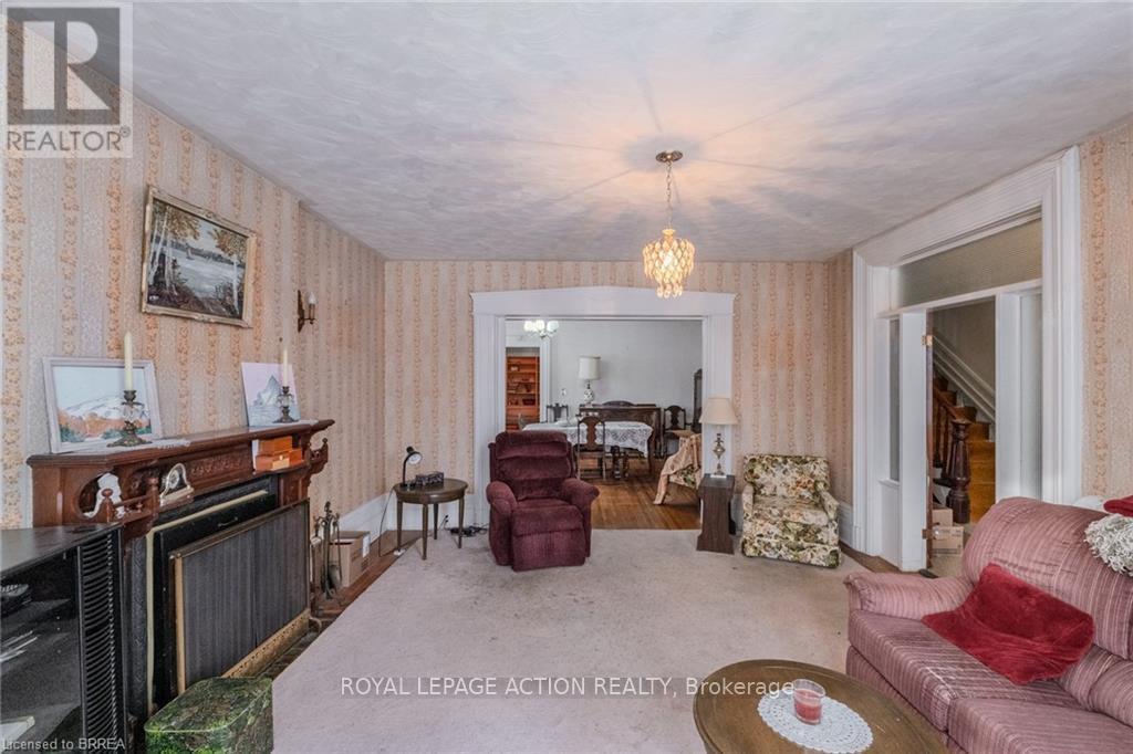 17 Hawarden Avenue, Brantford, ON - Indoor Photo Showing Living Room With Fireplace