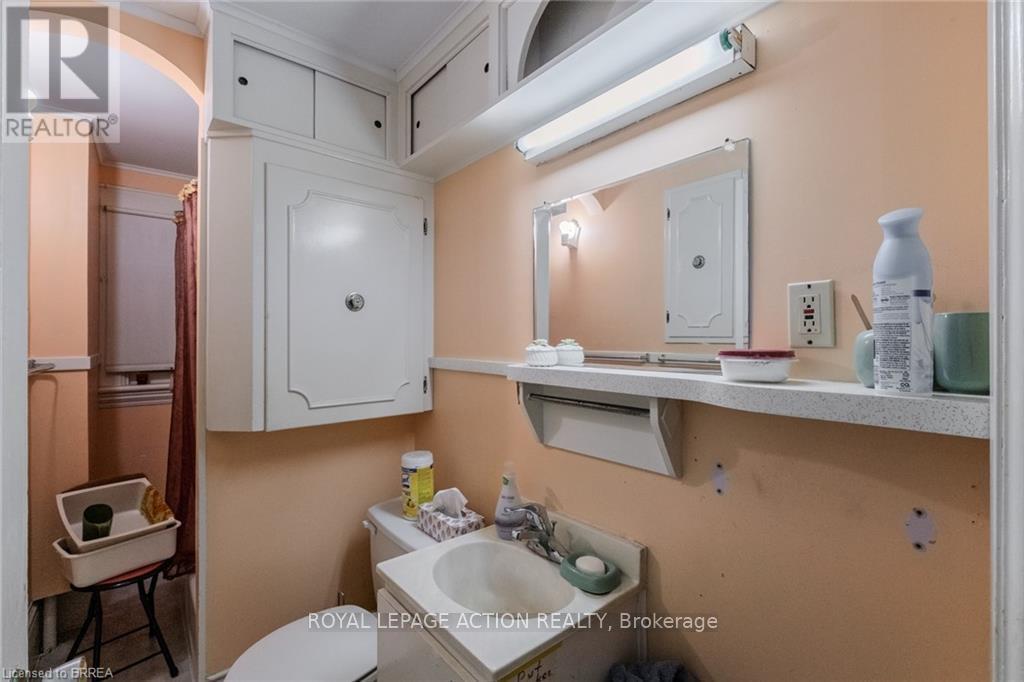 17 Hawarden Avenue, Brantford, ON - Indoor Photo Showing Bathroom