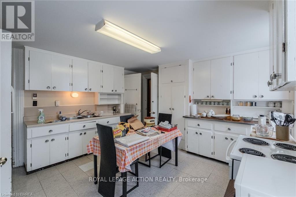 17 Hawarden Avenue, Brantford, ON - Indoor Photo Showing Kitchen With Double Sink