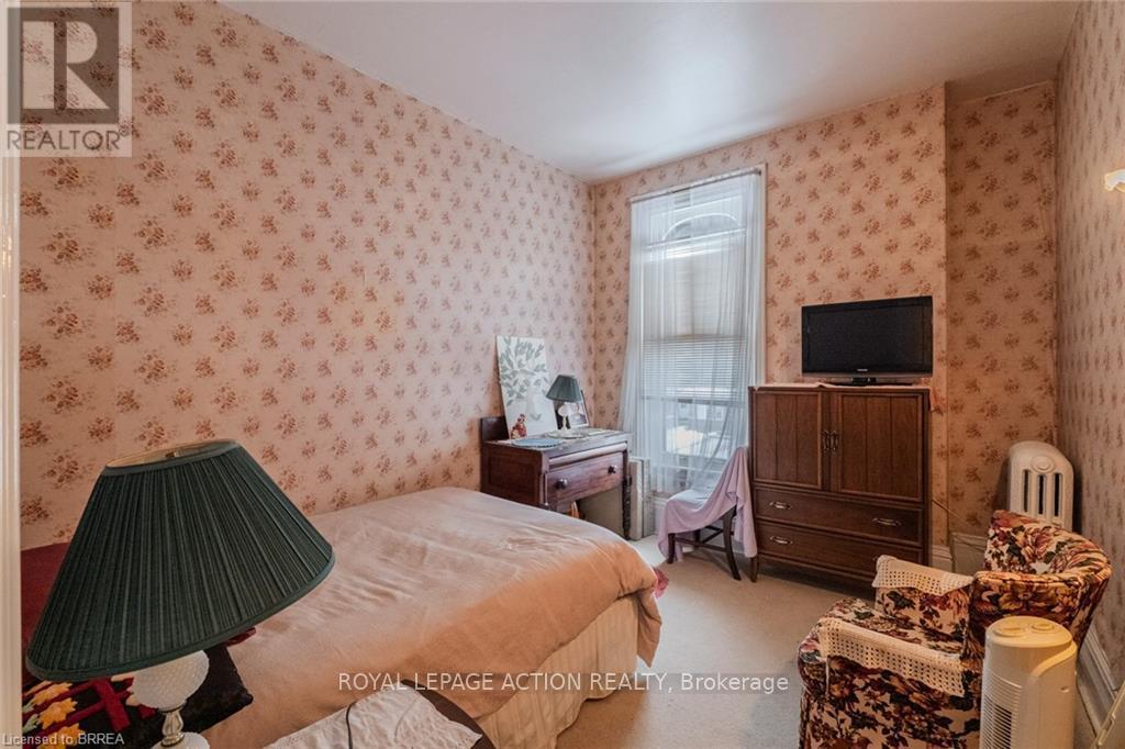 17 Hawarden Avenue, Brantford, ON - Indoor Photo Showing Bedroom