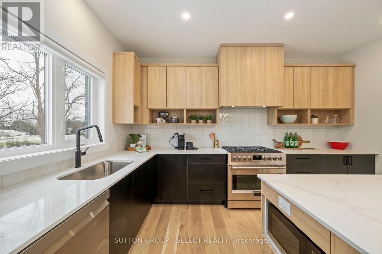 50 Royal Crescent, Southwold (Talbotville), ON - Indoor Photo Showing Kitchen With Upgraded Kitchen
