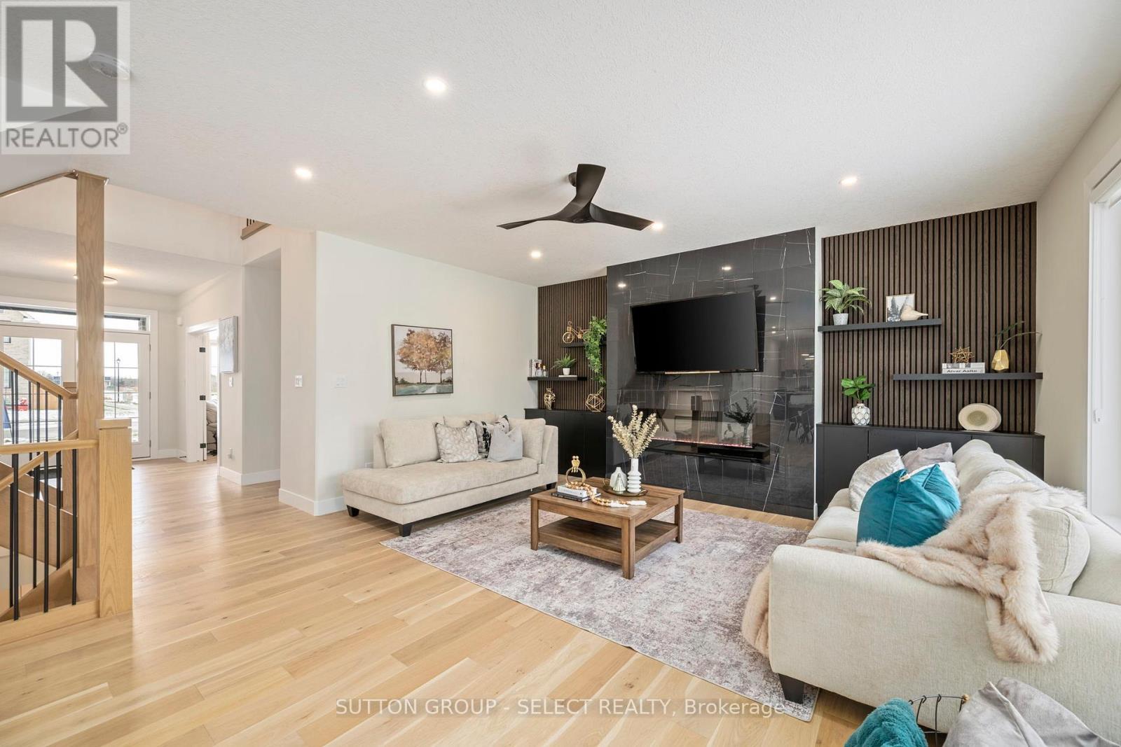 50 Royal Crescent, Southwold (Talbotville), ON - Indoor Photo Showing Living Room