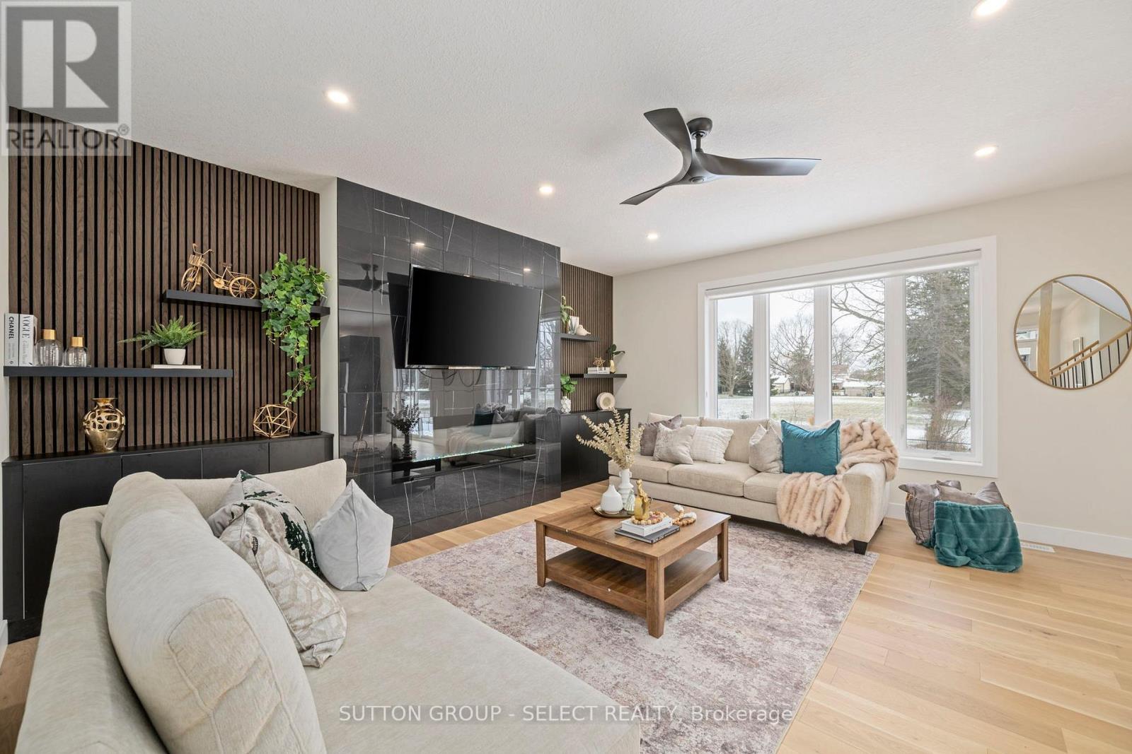 50 Royal Crescent, Southwold (Talbotville), ON - Indoor Photo Showing Living Room