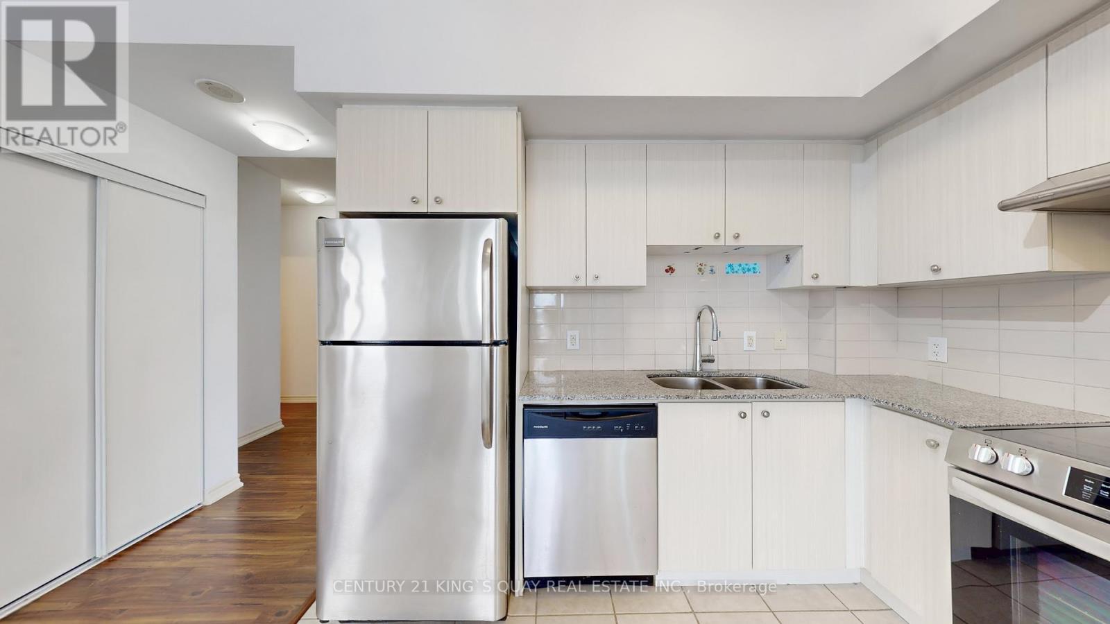 806 - 8323 Kennedy Road, Markham, ON - Indoor Photo Showing Kitchen With Stainless Steel Kitchen With Double Sink With Upgraded Kitchen