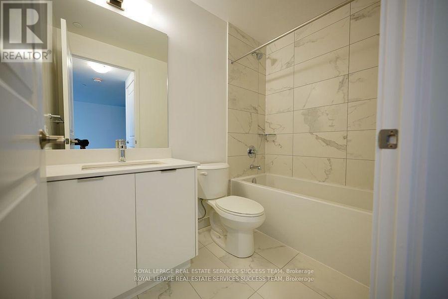 1603 - 204 Burnhamthorpe Road E, Mississauga, ON - Indoor Photo Showing Bathroom