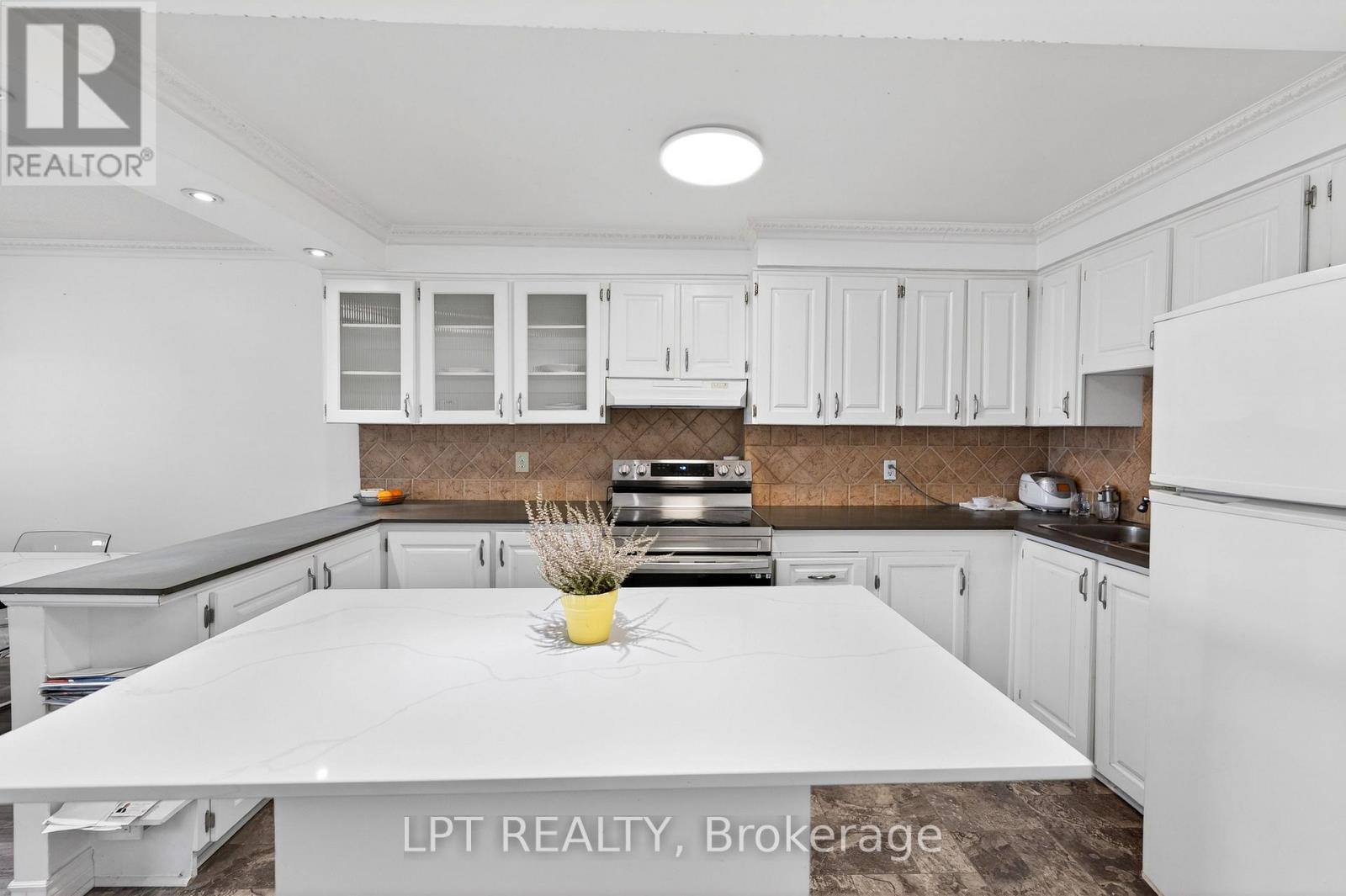 103 - 3040 Constitution Boulevard, Mississauga, ON - Indoor Photo Showing Kitchen With Double Sink