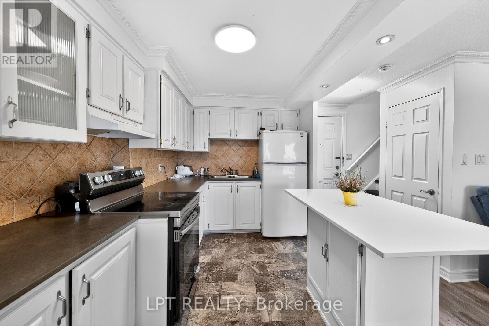 103 - 3040 Constitution Boulevard, Mississauga, ON - Indoor Photo Showing Kitchen With Double Sink