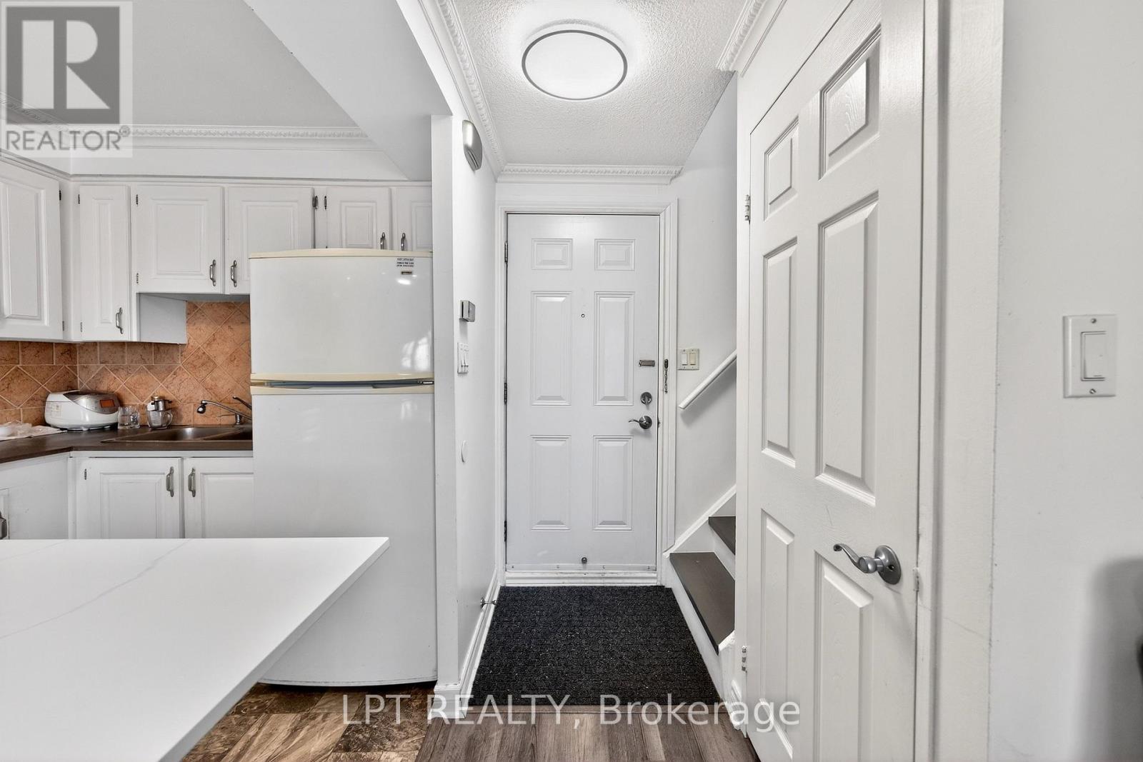 103 - 3040 Constitution Boulevard, Mississauga, ON - Indoor Photo Showing Kitchen