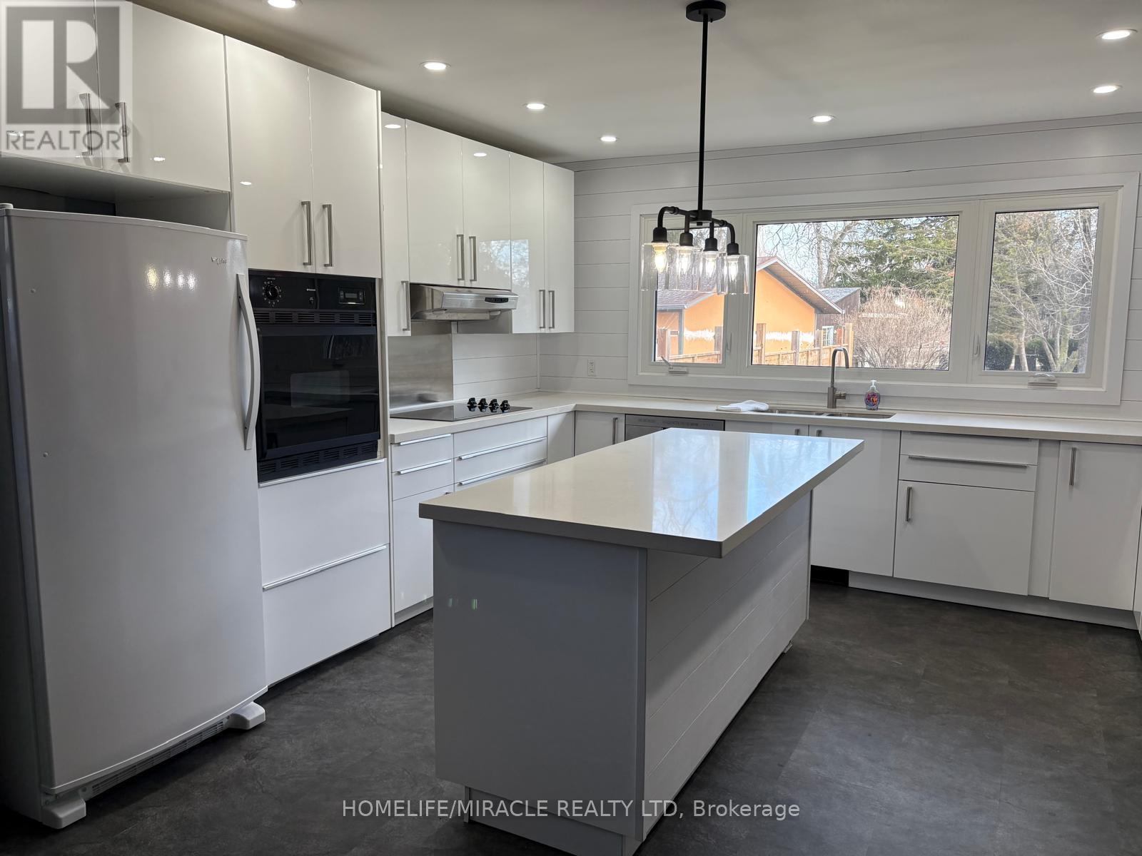 312 Grantham Avenue, St. Catharines, ON - Indoor Photo Showing Kitchen With Upgraded Kitchen