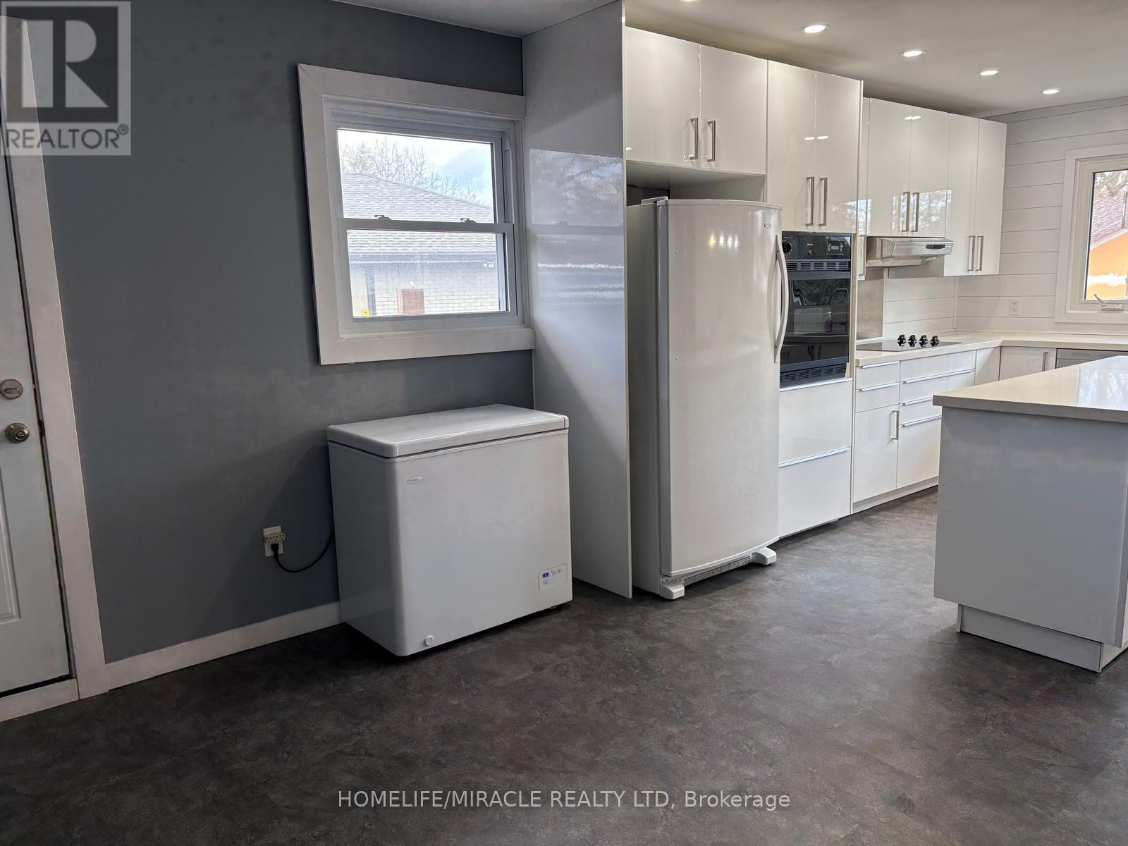 312 Grantham Avenue, St. Catharines, ON - Indoor Photo Showing Kitchen