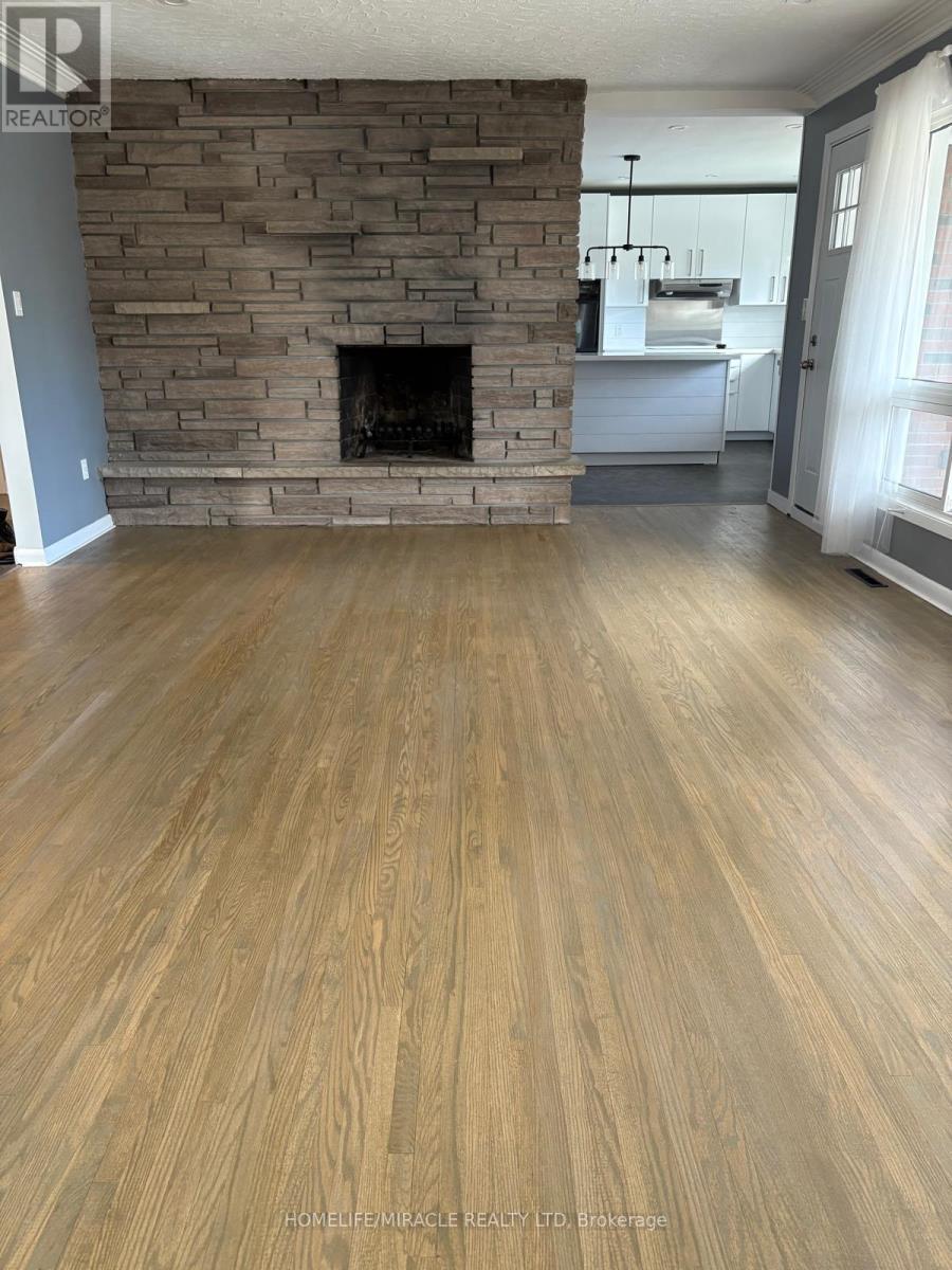 312 Grantham Avenue, St. Catharines, ON - Indoor Photo Showing Living Room With Fireplace
