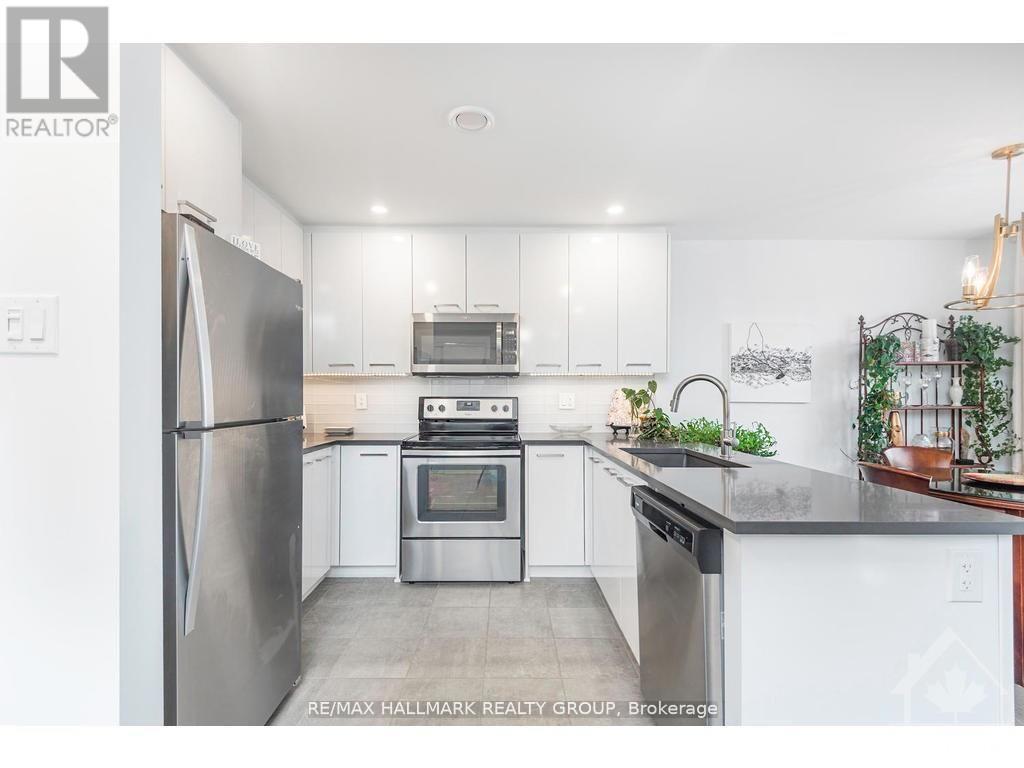10 - 340 Tribeca Private, Ottawa, ON - Indoor Photo Showing Kitchen With Upgraded Kitchen
