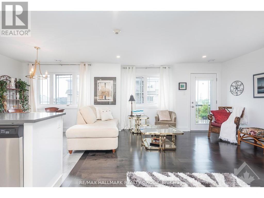 10 - 340 Tribeca Private, Ottawa, ON - Indoor Photo Showing Living Room