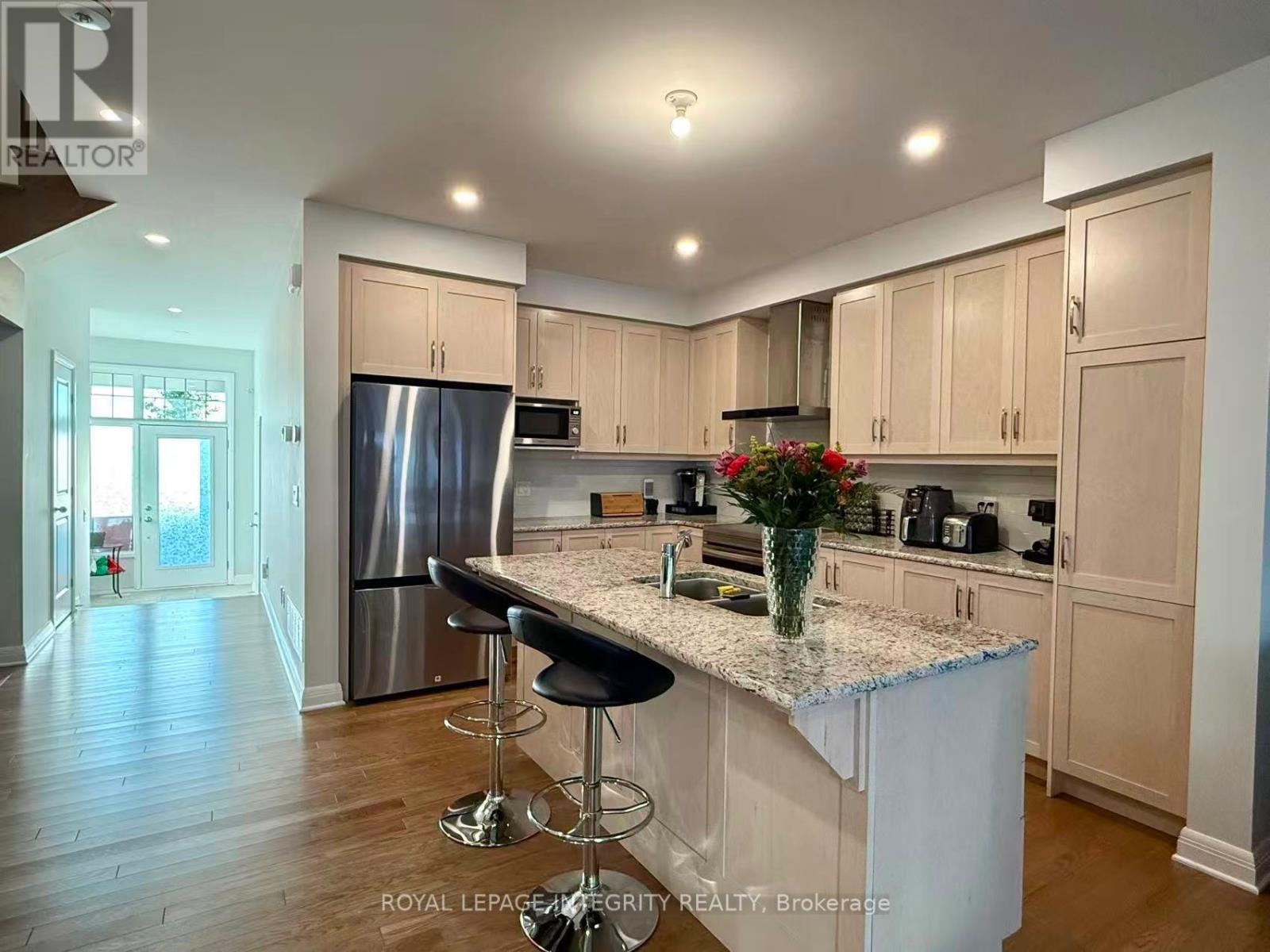 519 Hitzlay Terrace, Ottawa, ON - Indoor Photo Showing Kitchen With Stainless Steel Kitchen With Double Sink With Upgraded Kitchen