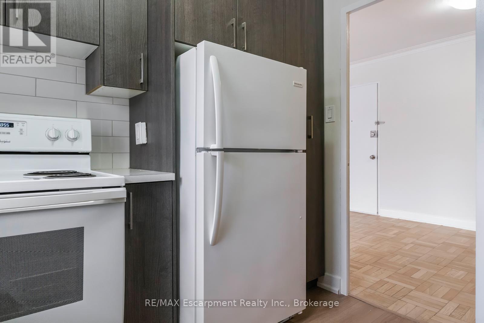 109 - 110 South Forster Park Drive, Oakville (Co Central), ON - Indoor Photo Showing Kitchen
