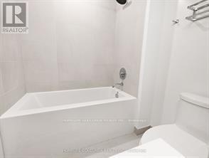 Ph09 - 1000 Portage Parkway, Vaughan, ON - Indoor Photo Showing Bathroom