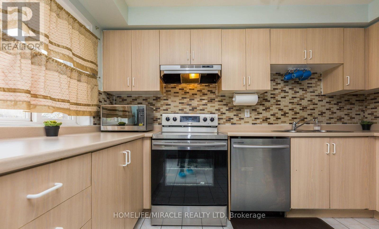 7 - 170 Spadina Road, Brampton, ON - Indoor Photo Showing Kitchen With Double Sink
