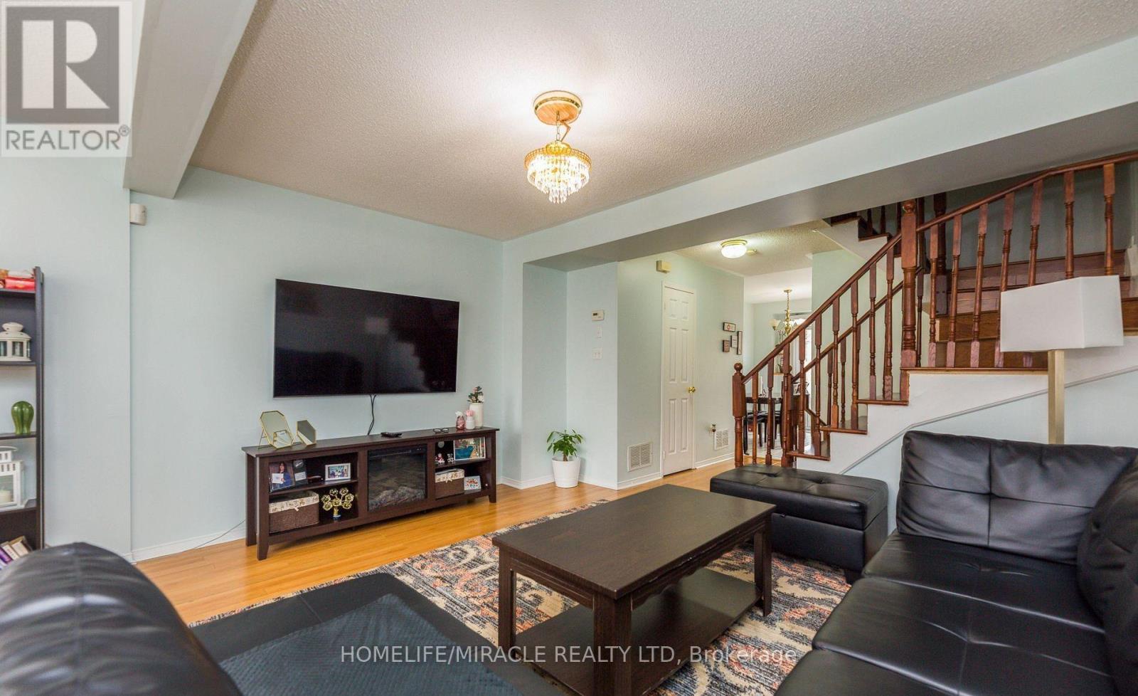 7 - 170 Spadina Road, Brampton, ON - Indoor Photo Showing Living Room