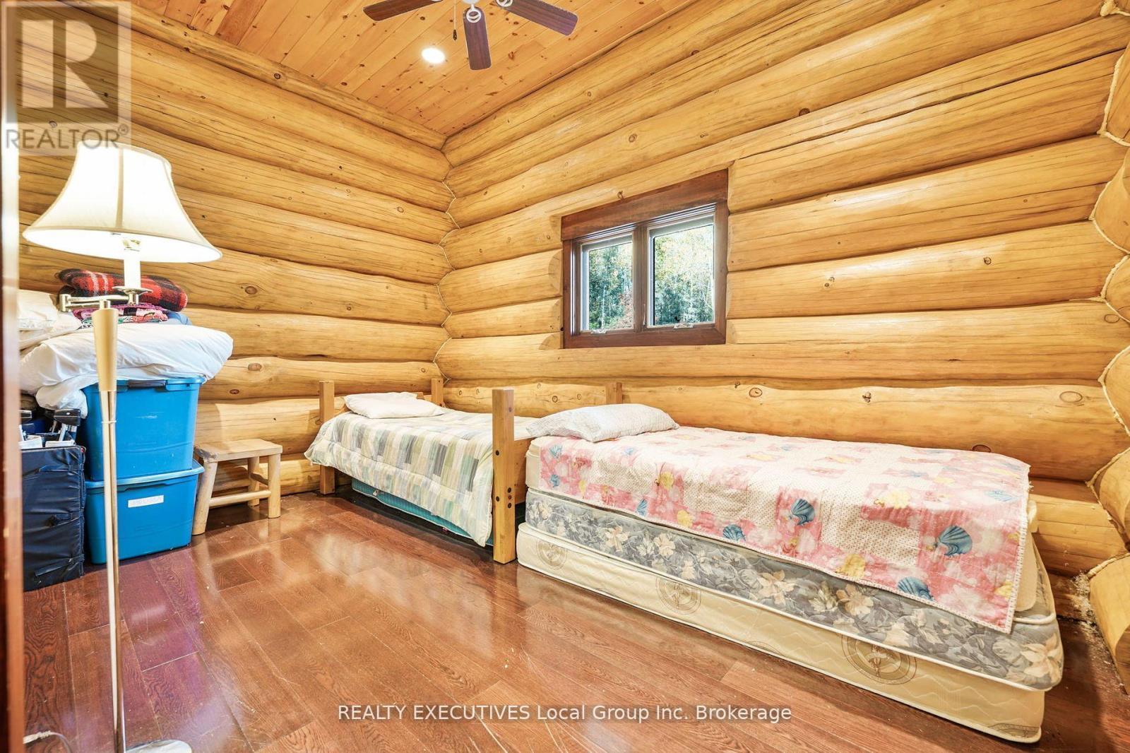240/250 Kanichee Mine Road, Temagami, ON - Indoor Photo Showing Bedroom