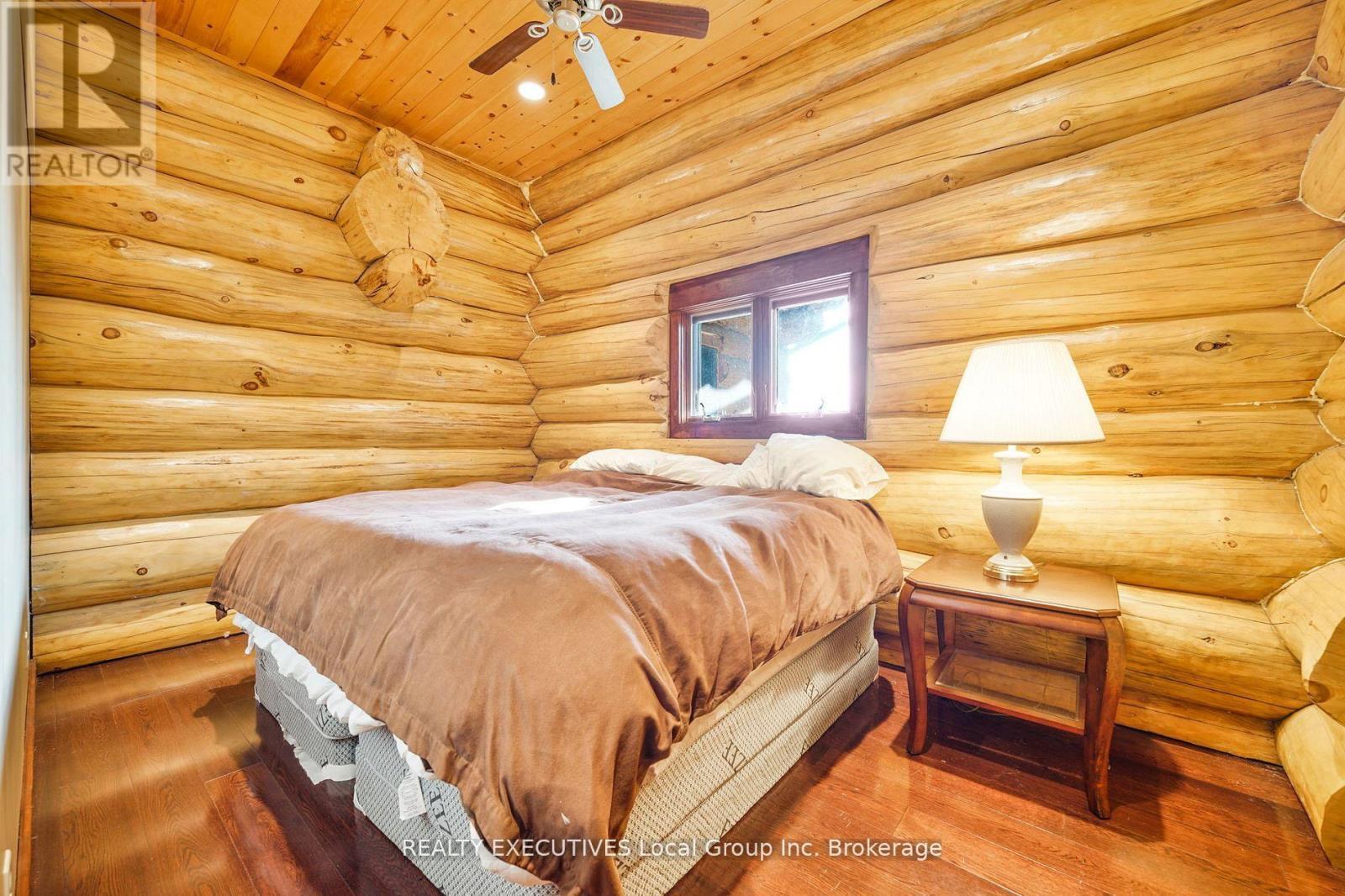 240/250 Kanichee Mine Road, Temagami, ON - Indoor Photo Showing Bedroom