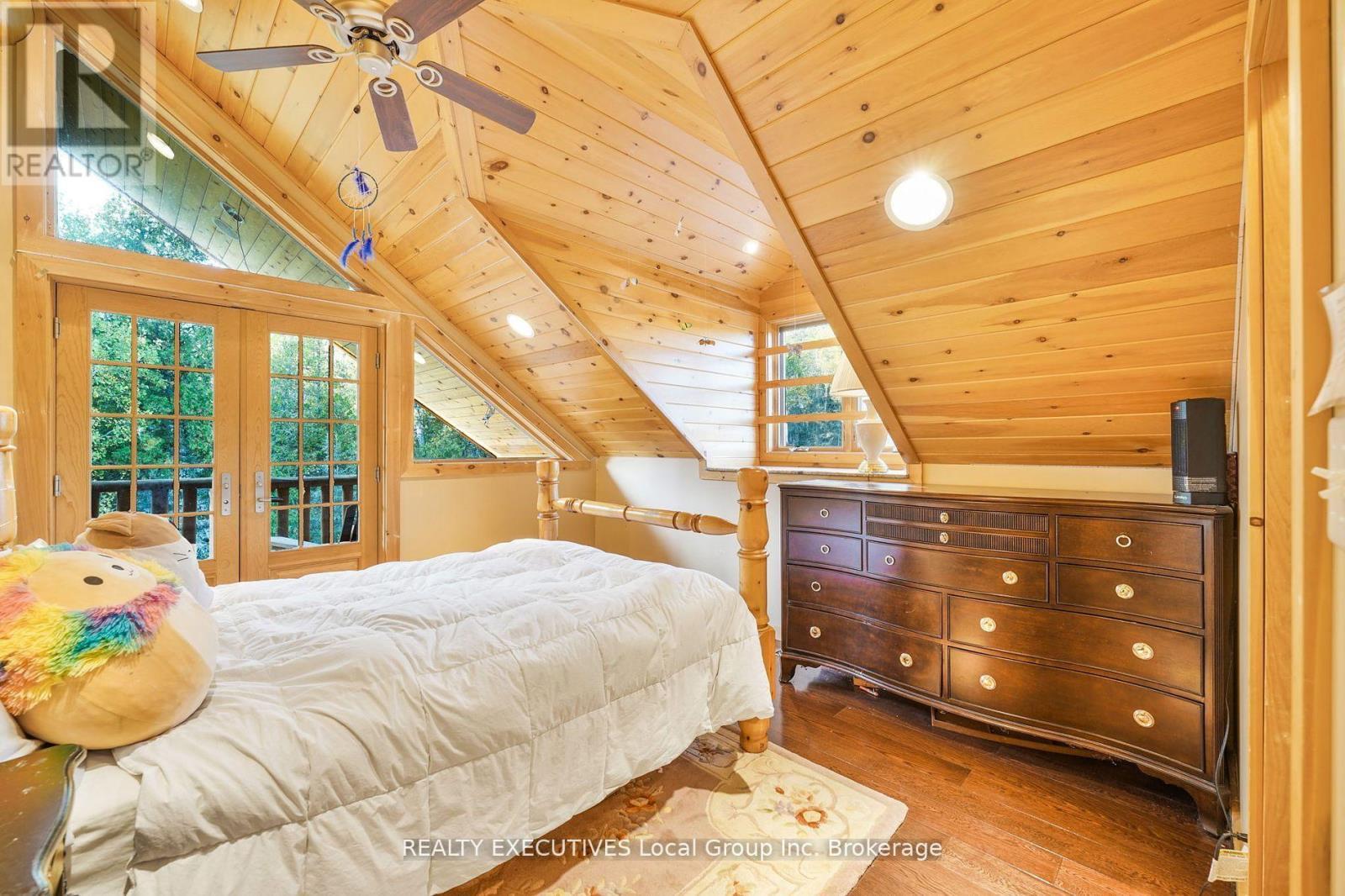 240/250 Kanichee Mine Road, Temagami, ON - Indoor Photo Showing Bedroom