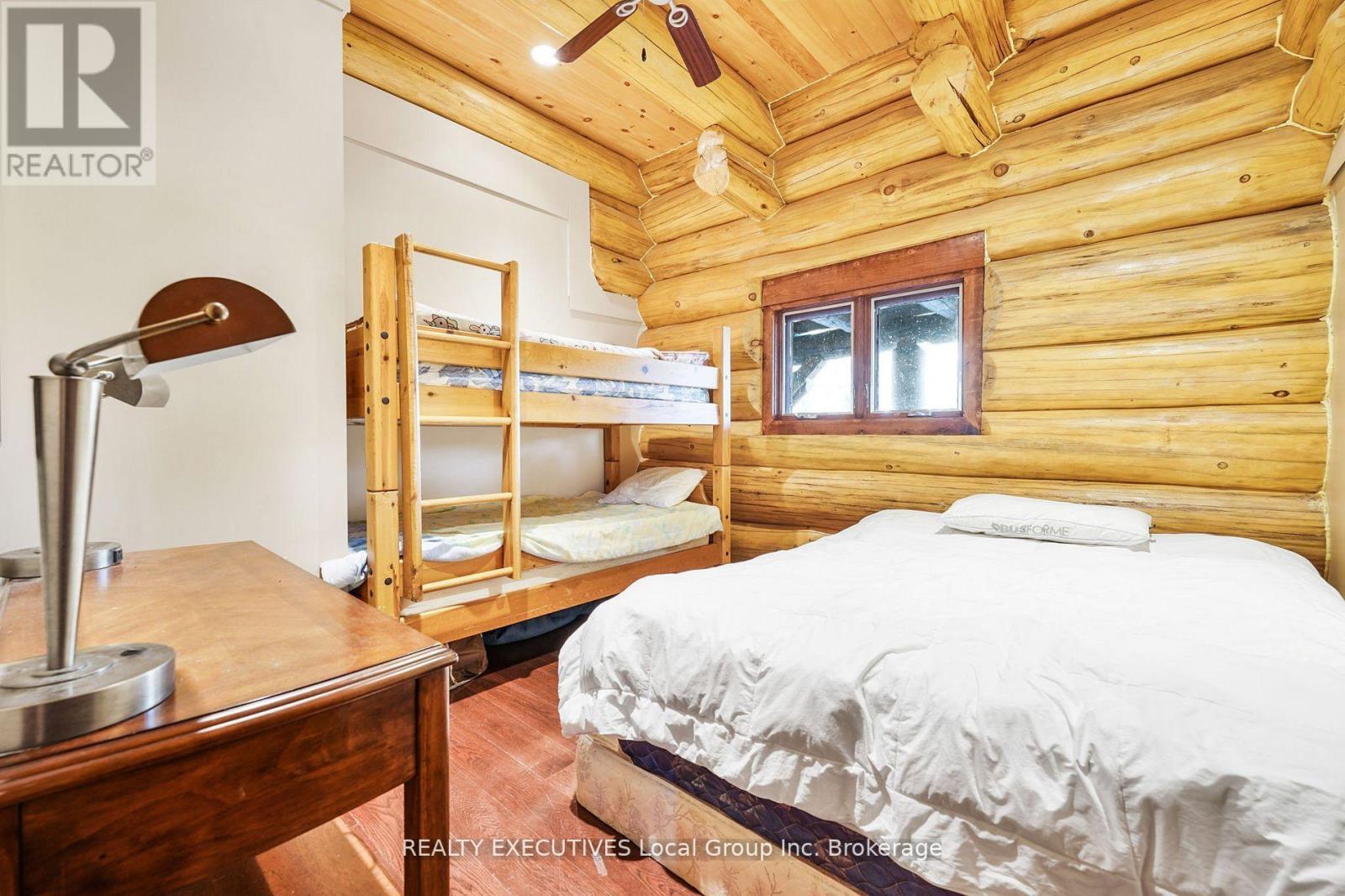 240/250 Kanichee Mine Road, Temagami, ON - Indoor Photo Showing Bedroom