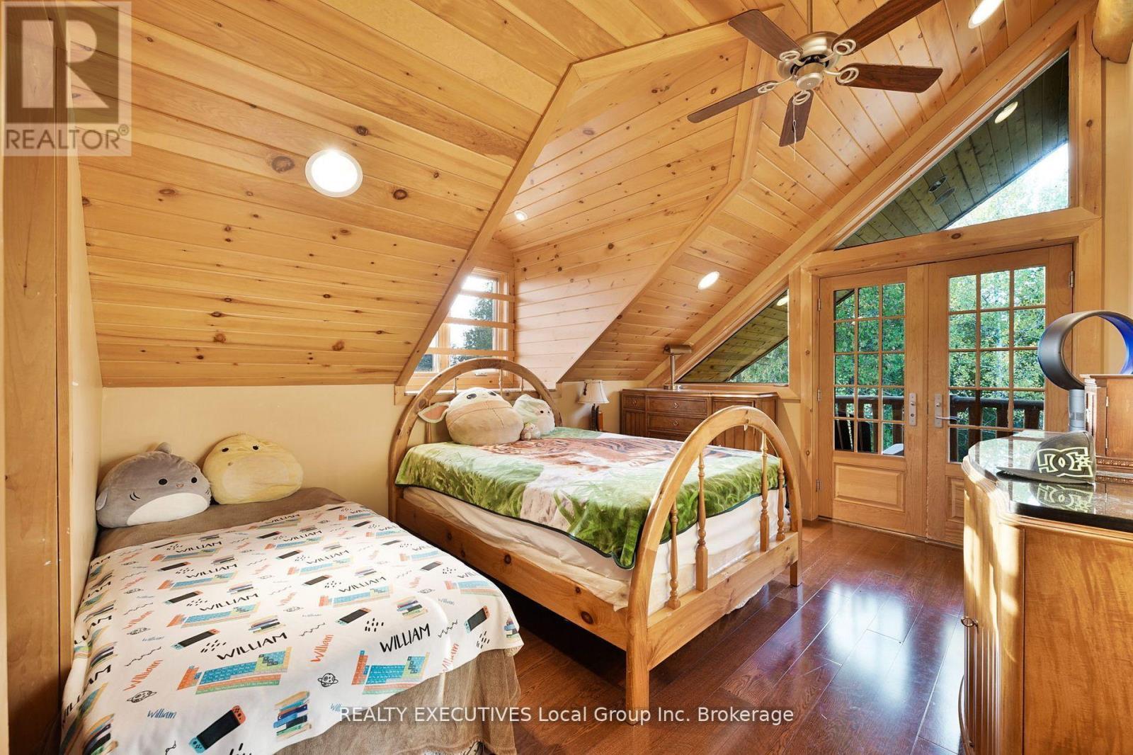 240/250 Kanichee Mine Road, Temagami, ON - Indoor Photo Showing Bedroom