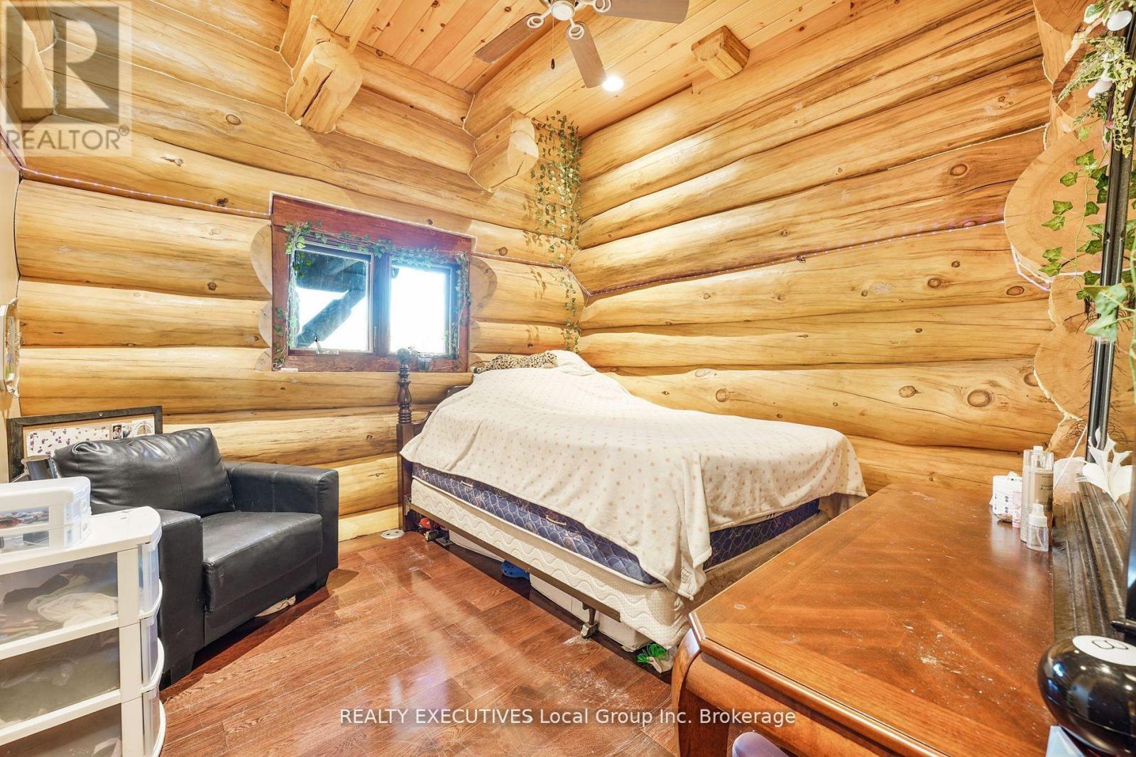 240/250 Kanichee Mine Road, Temagami, ON - Indoor Photo Showing Bedroom