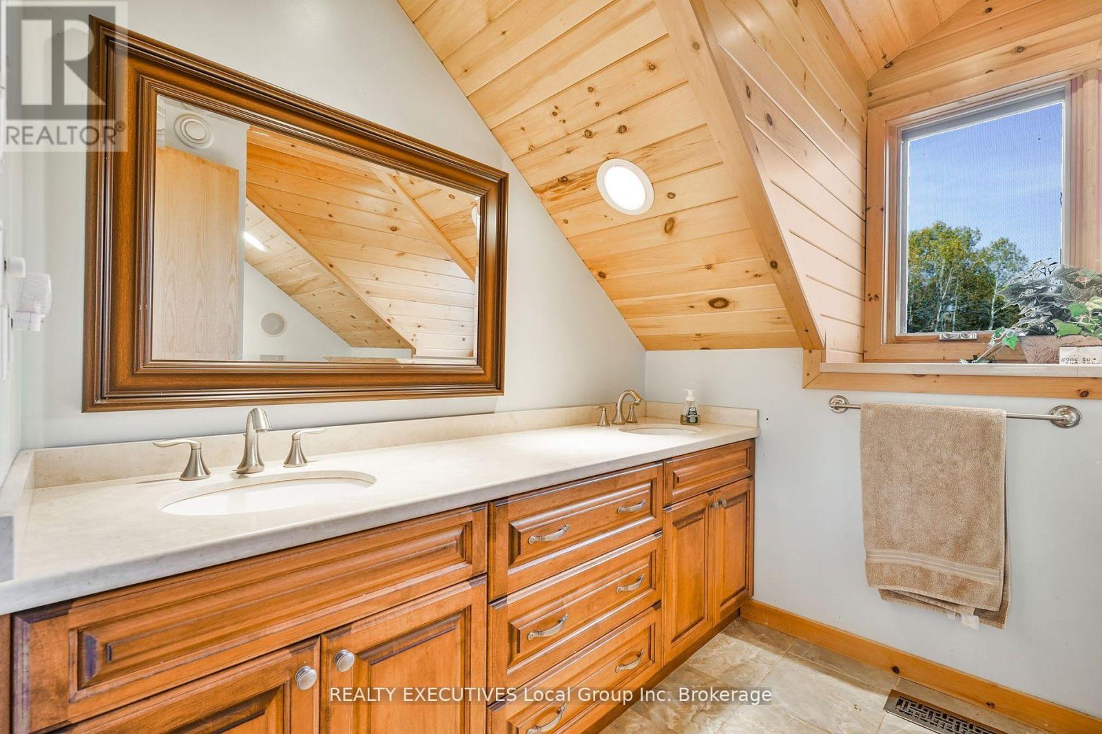 240/250 Kanichee Mine Road, Temagami, ON - Indoor Photo Showing Bathroom