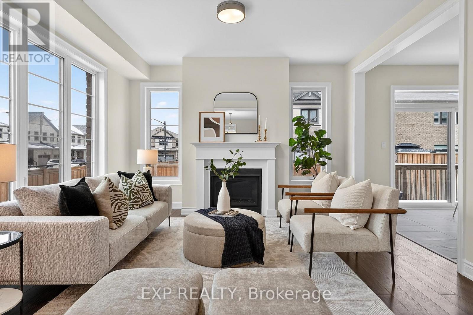 47 Pagebrook Crescent, Hamilton, ON - Indoor Photo Showing Living Room