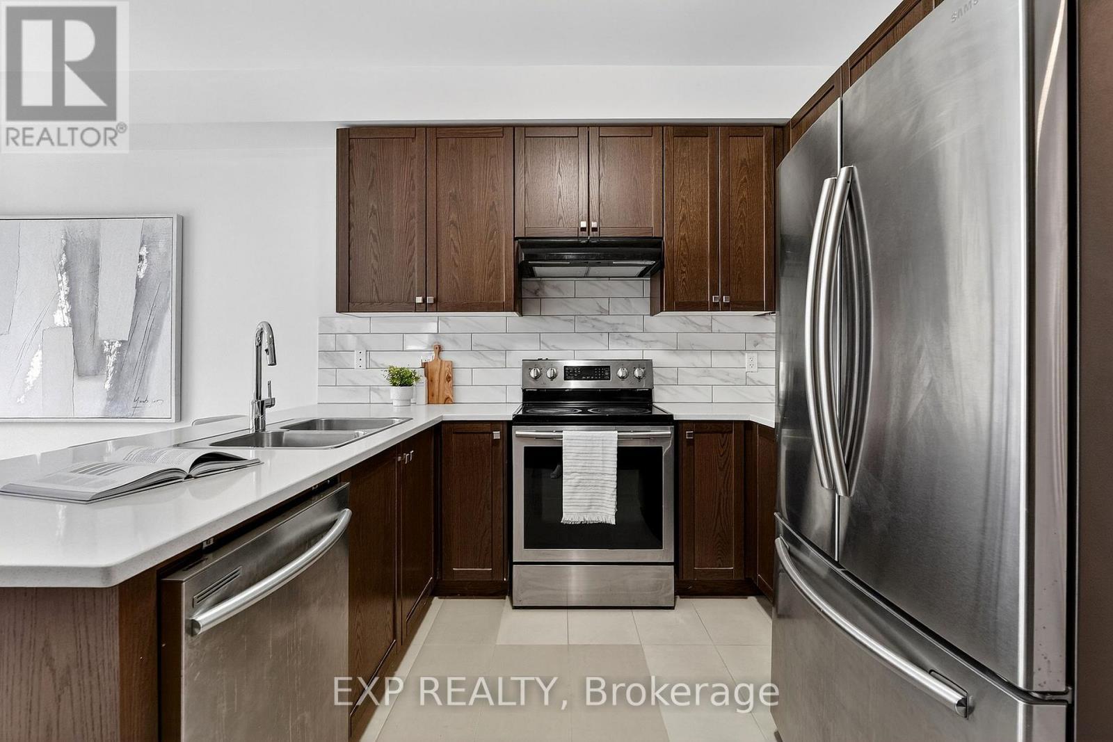 47 Pagebrook Crescent, Hamilton, ON - Indoor Photo Showing Kitchen With Double Sink With Upgraded Kitchen