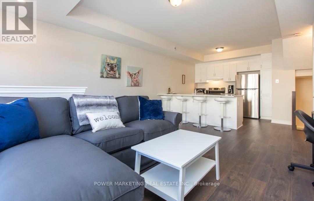 609 Makwa Private, Ottawa, ON - Indoor Photo Showing Living Room