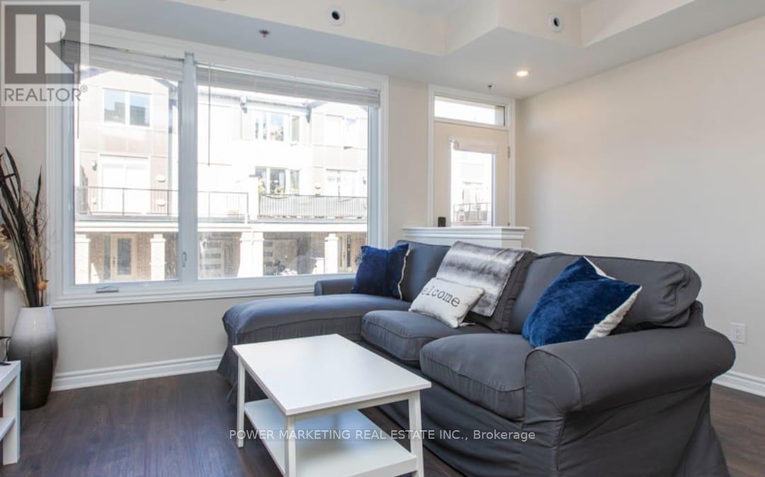 609 Makwa Private, Ottawa, ON - Indoor Photo Showing Living Room