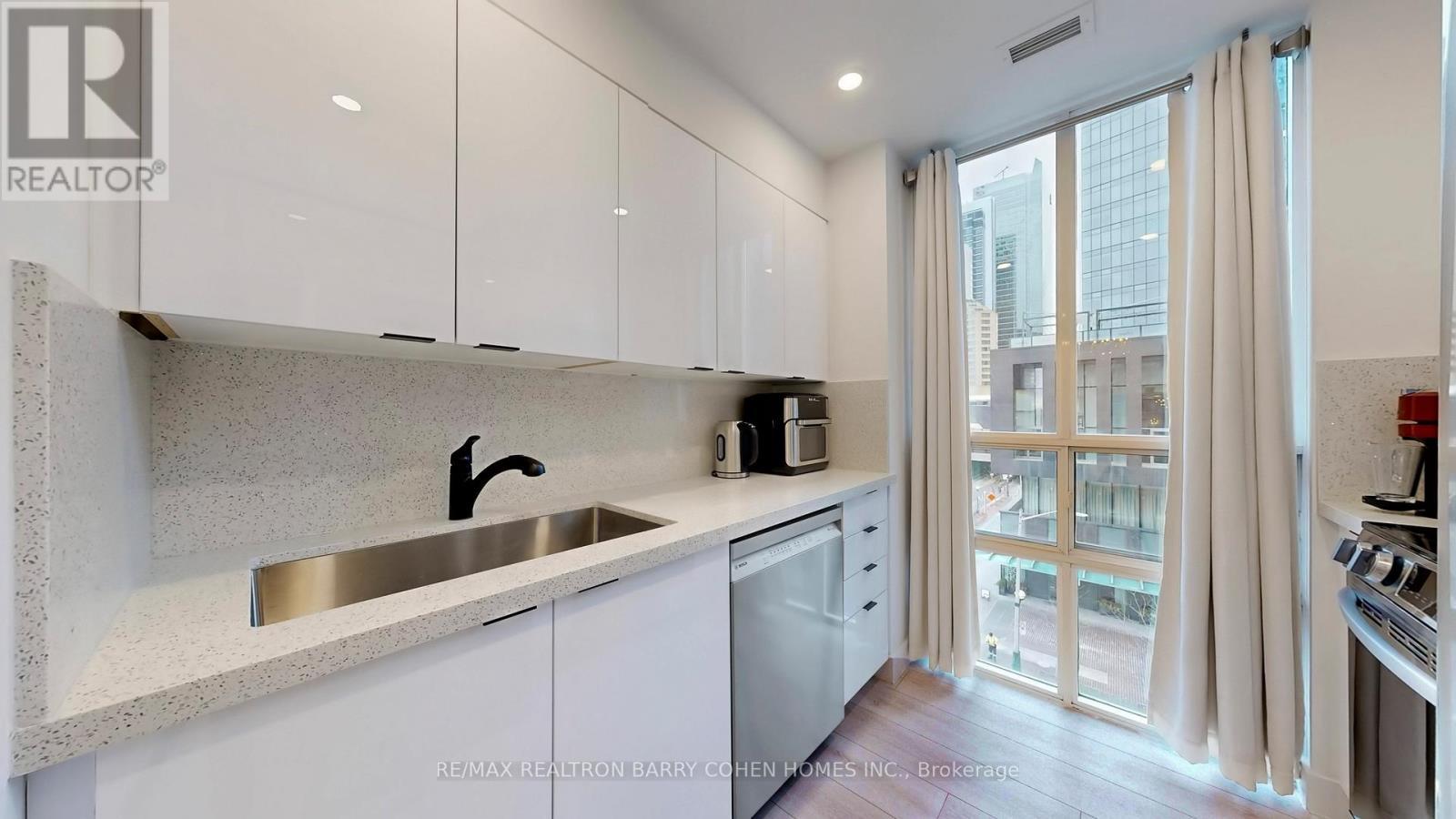 618 - 51 Lower Simcoe Street, Toronto, ON - Indoor Photo Showing Kitchen
