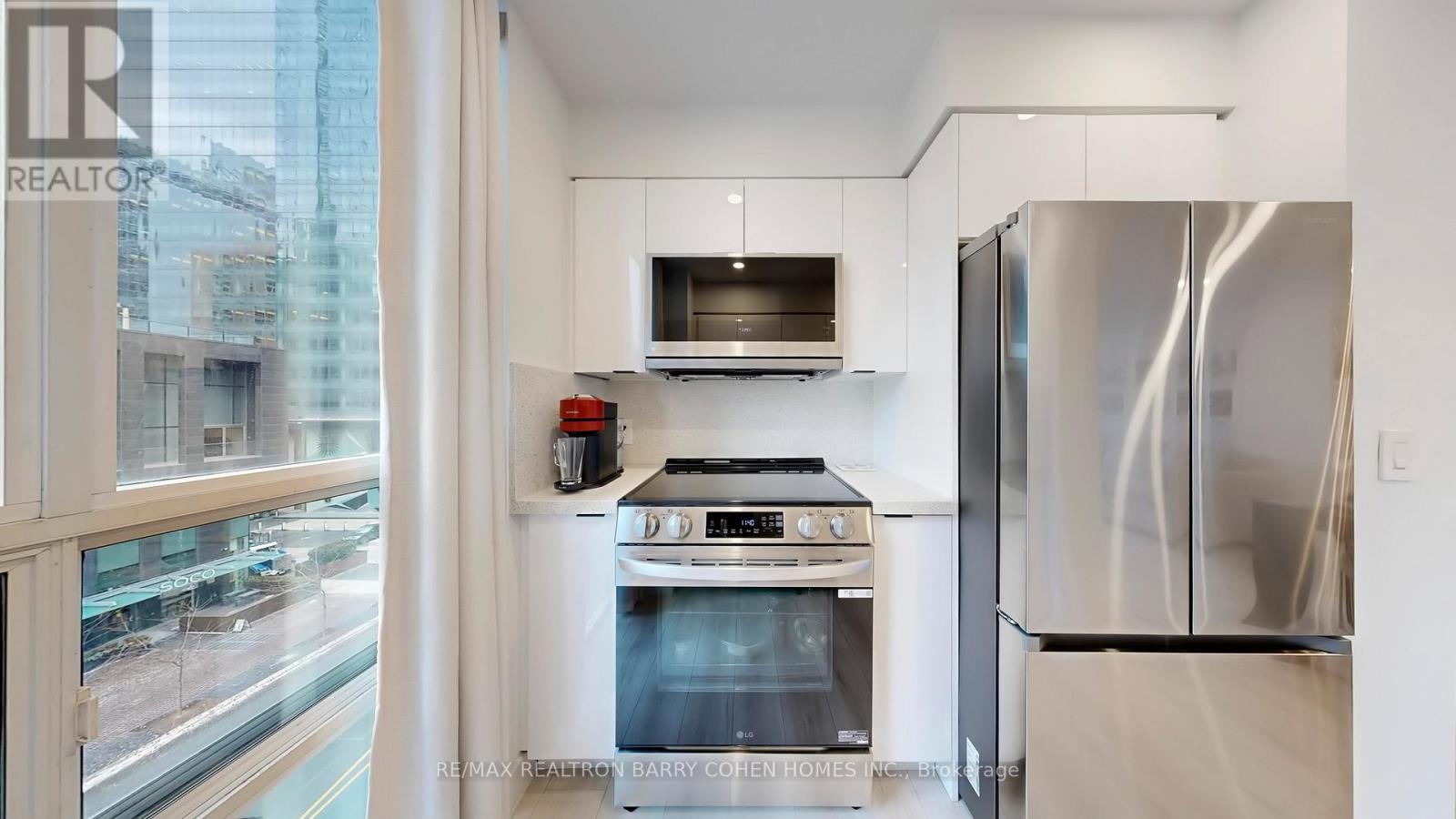 618 - 51 Lower Simcoe Street, Toronto, ON - Indoor Photo Showing Kitchen