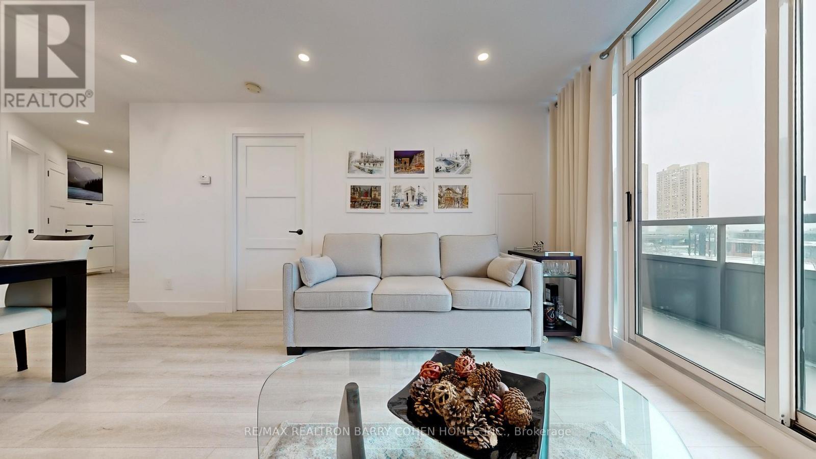 618 - 51 Lower Simcoe Street, Toronto, ON - Indoor Photo Showing Living Room