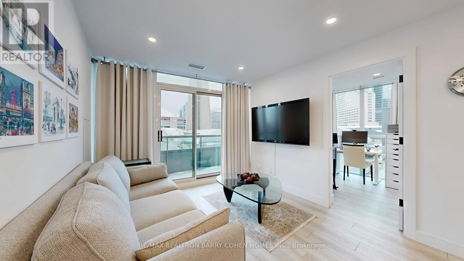 618 - 51 Lower Simcoe Street, Toronto, ON - Indoor Photo Showing Living Room