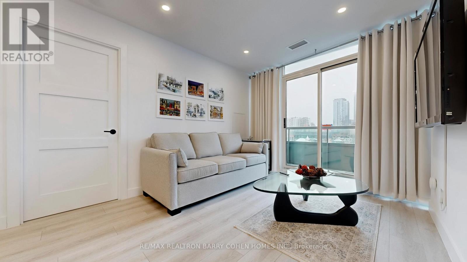 618 - 51 Lower Simcoe Street, Toronto, ON - Indoor Photo Showing Living Room