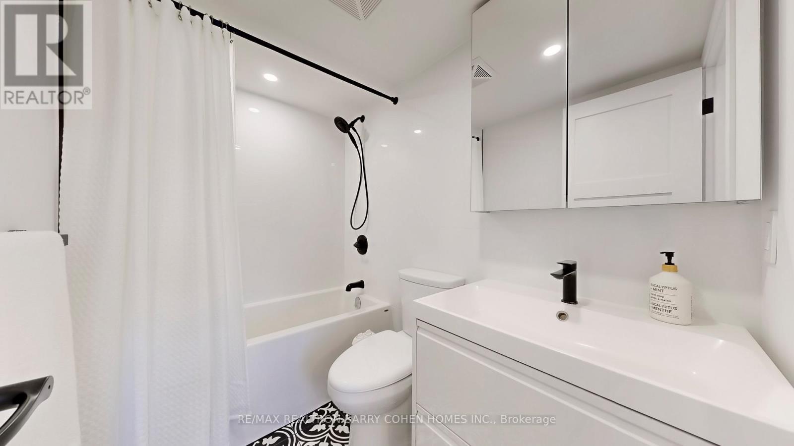 618 - 51 Lower Simcoe Street, Toronto, ON - Indoor Photo Showing Bathroom