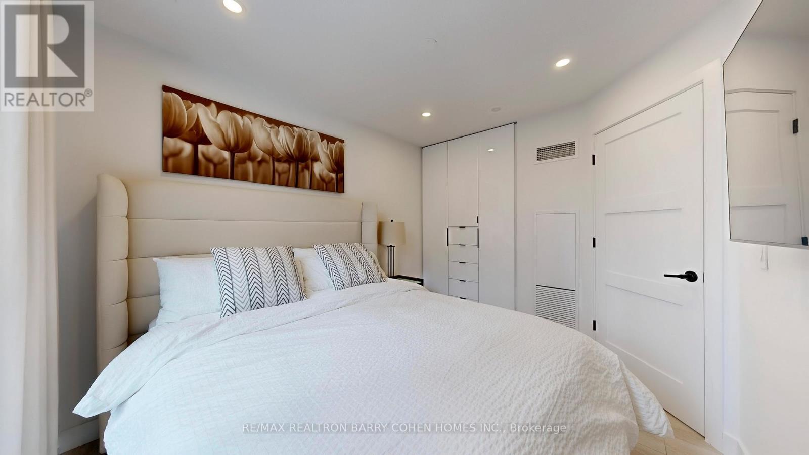 618 - 51 Lower Simcoe Street, Toronto, ON - Indoor Photo Showing Bedroom