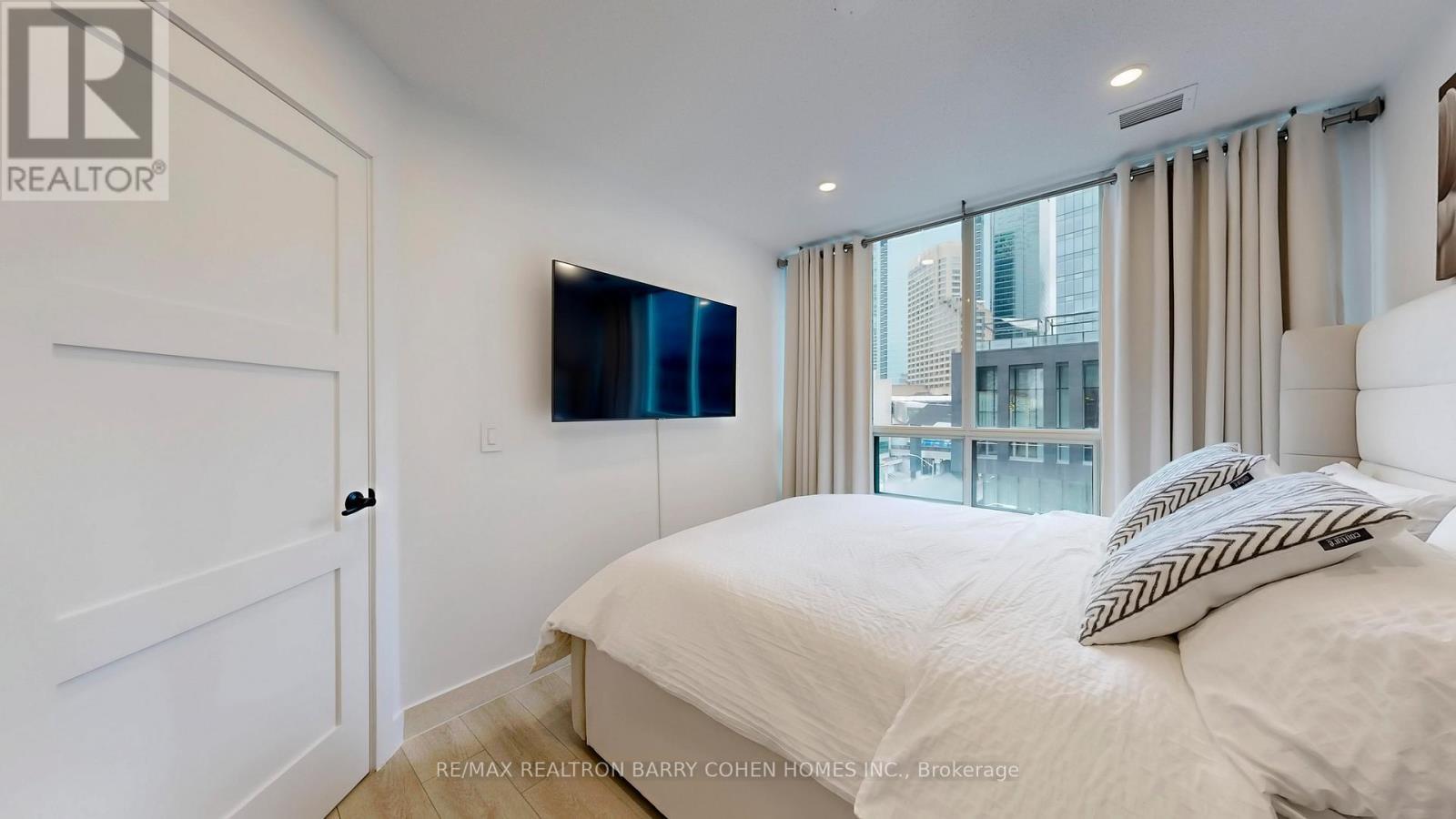 618 - 51 Lower Simcoe Street, Toronto, ON - Indoor Photo Showing Bedroom